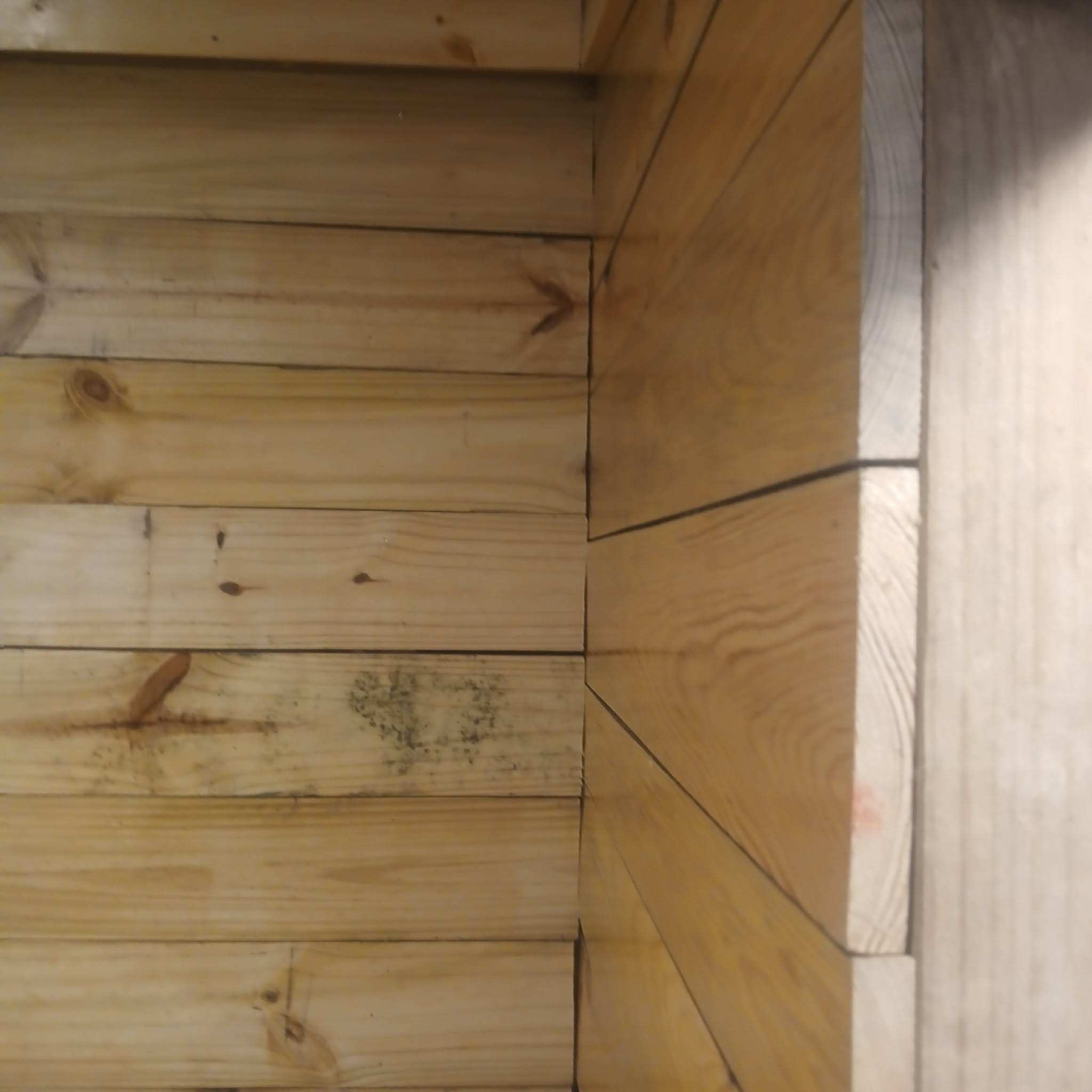 Cedar wall corner carpentry detail